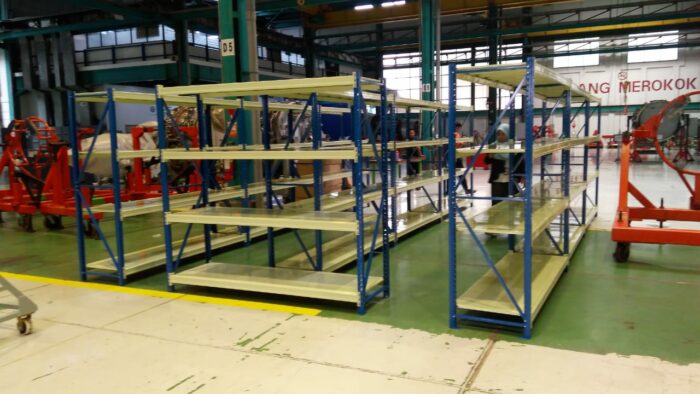 RAK BESI SUSUN GUDANG MEDIUM DUTY TIPE RR-500 TINGGI 200 CM, KAPASITAS (LOAD MAX) 500 KG / LEVEL, UKURAN P.200 x L.60 x T.200 CM, 4 SUSUN SHELVING, WARNA TIANG BIRU SHELVING KREM