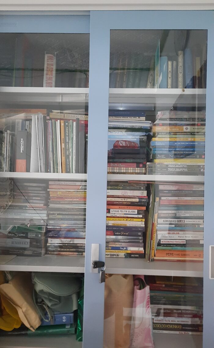 LEMARI ARSIP BESI KANTOR 2 PINTU KACA SLIDING BIRU KRISBOW | RAJARAK.ID
