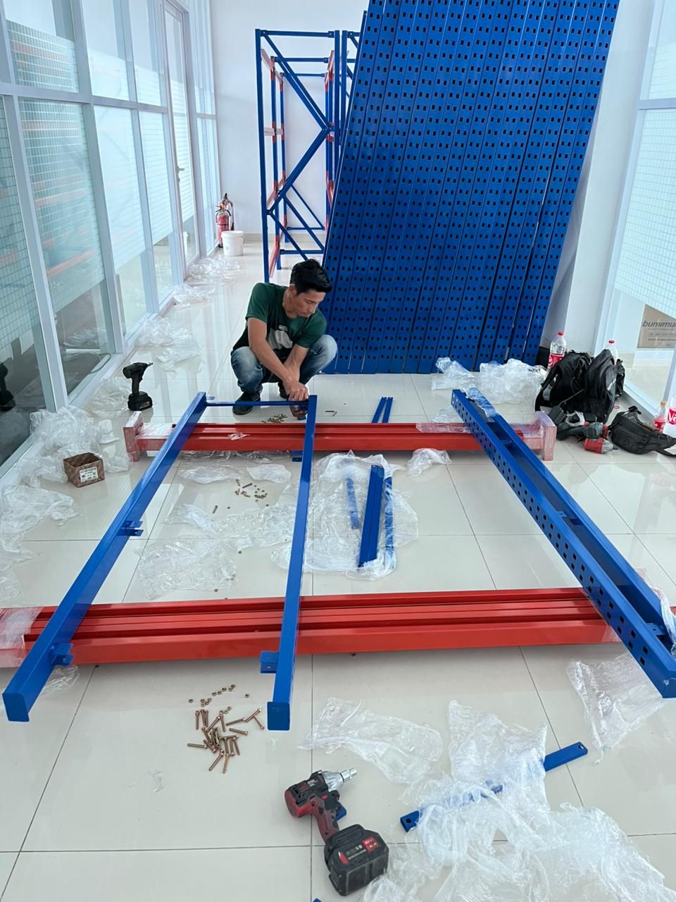 PEMASANGAN RAK BESI SUSUN GUDANG MEDIUM DUTY TIPE ZA-500 DI PERTAMINA PLUMPANG – JAKARTA UTARA OLEH TIM RAJA RAK INDONESIA (RAJARAK.ID | RAJARAKBESI.ID)