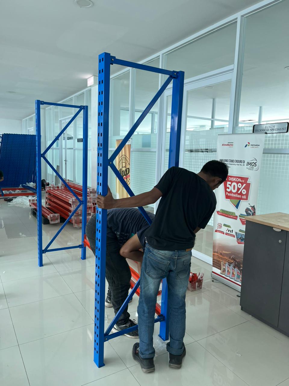 PEMASANGAN RAK BESI SUSUN GUDANG MEDIUM DUTY TIPE ZA-500 DI PERTAMINA PLUMPANG – JAKARTA UTARA OLEH TIM RAJA RAK INDONESIA (RAJARAK.ID | RAJARAKBESI.ID)